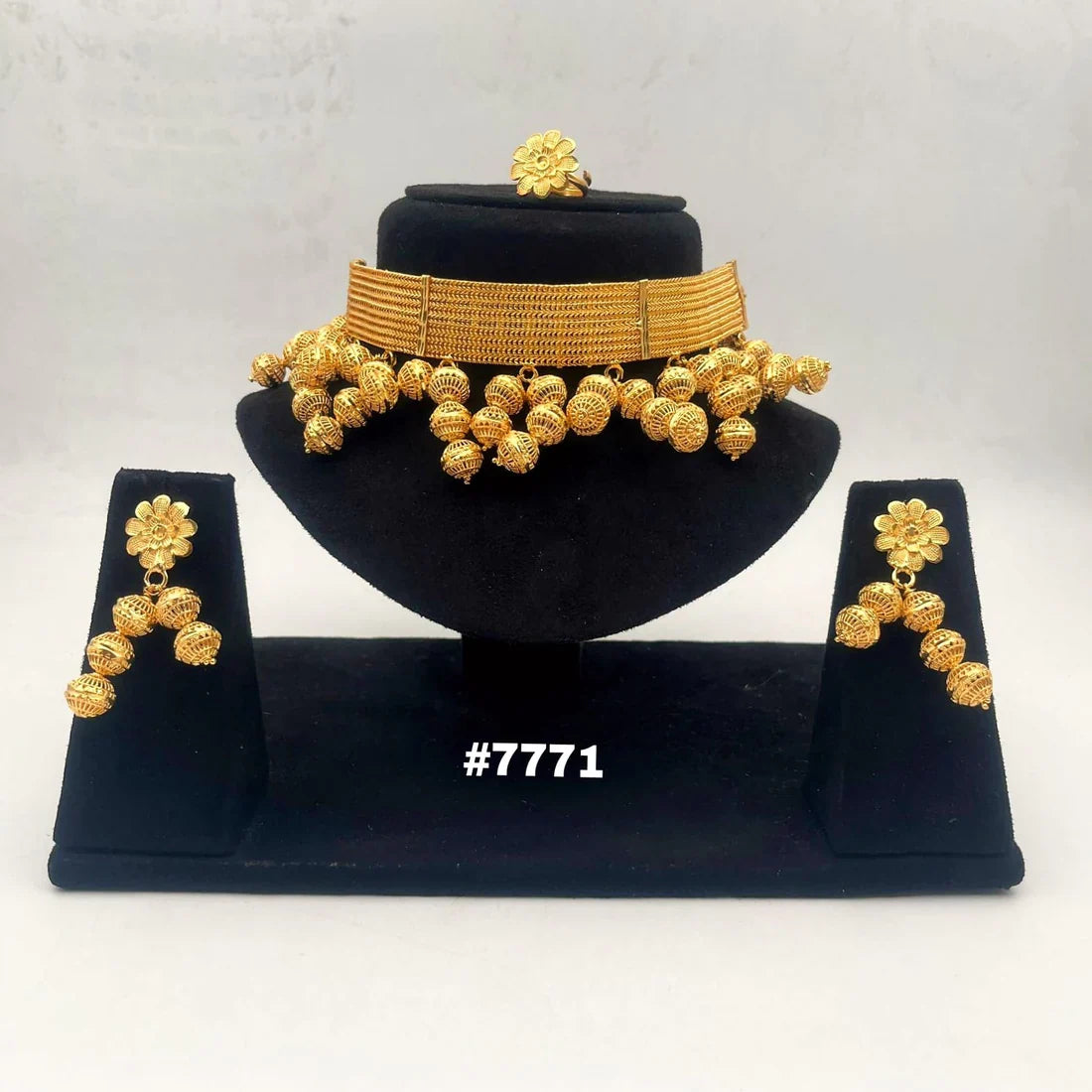 Chokers vs Long Necklaces: Choosing the Right Style for Your Outfit