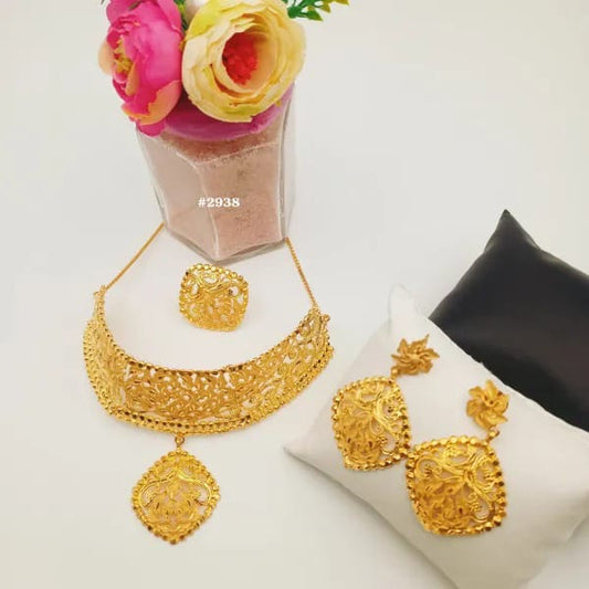 Beautiful Gold Color New Short Necklace Model No. 2938