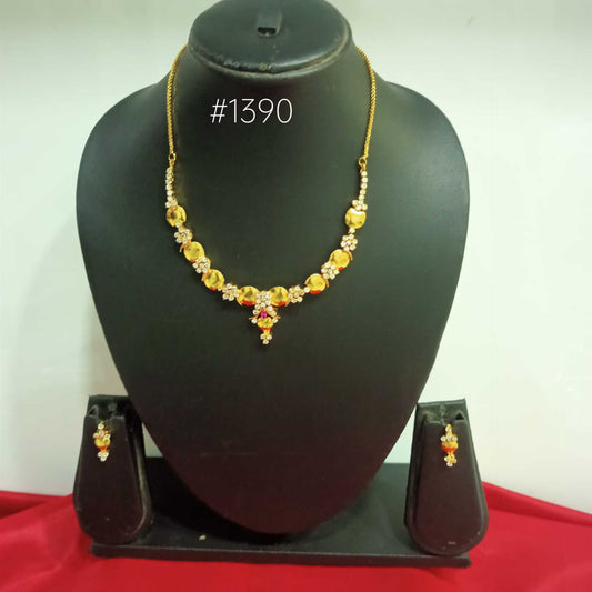 Beautiful Short Necklace of Gold Forming Dimaond Style Jewelry Sale MODEL : 1390